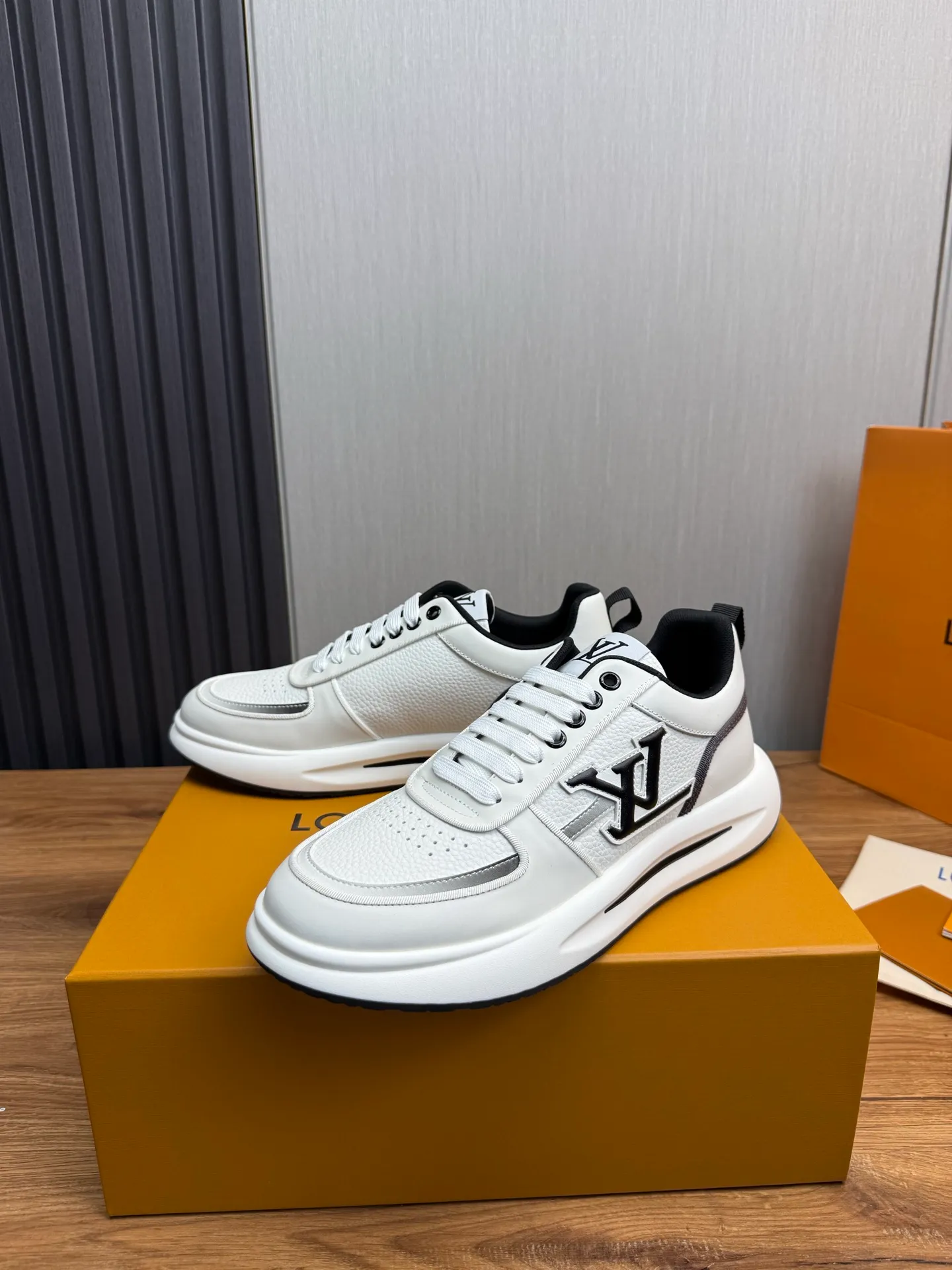 Men's shoes 💰820💰 Lv. Top purchasing agent 🇮🇹 Louis Vuitton, sports shoes counter synchronization, uppers imported from Italy, high-quality splicing and complex handicrafts, imported mesh pads are soft and comfortable, soles: original factory special soles, TPU exclusive movable molded soles super comfortable, original factory single goods, 🔍🔍high quality, you can enter and exit the counter at will, welcome to compare, code number 38-44 (Customized 38.45)